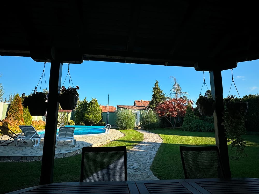 Veliko dvorište i bazen